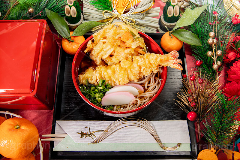年越しそば,年越し蕎麦,３１日,年越し,大晦日,年末,ソバ,蕎麦,そば,だし,出汁,ダシ,蕎麦粉,日本料理,日本食,和食,つゆ,蕎麦汁,茹,えび,海老,海老天,えび天,てんぷら,天ぷら,かき揚げ,ねぎ,麺料理,麺類,年の瀬,正月,お正月,箸,割り箸,寿,みかん,門松,重箱,おせち,かき揚げ,蒲鉾,かまぼこ,カマボコ,紅白,japan,フルサイズ撮影