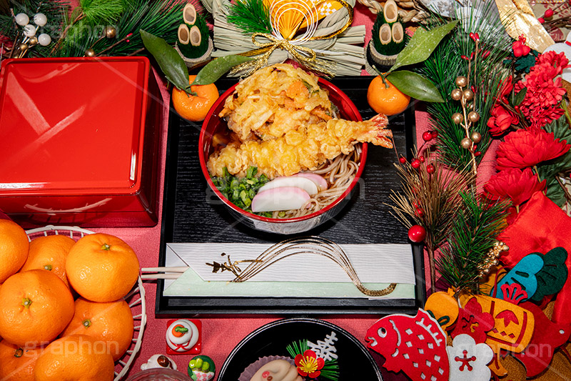 年越しそば,年越し蕎麦,３１日,年越し,大晦日,年末,ソバ,蕎麦,そば,だし,出汁,ダシ,蕎麦粉,日本料理,日本食,和食,つゆ,蕎麦汁,茹,えび,海老,海老天,えび天,てんぷら,天ぷら,かき揚げ,ねぎ,麺料理,麺類,年の瀬,正月,お正月,箸,割り箸,寿,みかん,門松,重箱,おせち,お飾り,正月飾り,鯛,蒲鉾,かまぼこ,カマボコ,紅白,japan,フルサイズ撮影