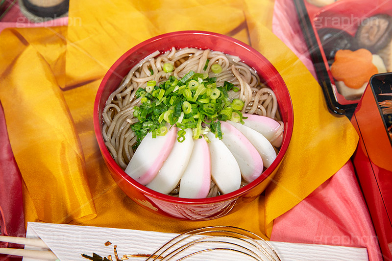 質素な年越しそば,質素,シンプル,年越しそば,年越し蕎麦,３１日,年越し,大晦日,年末,ソバ,蕎麦,そば,だし,出汁,ダシ,蕎麦粉,日本料理,日本食,和食,つゆ,蕎麦汁,茹,ねぎ,麺料理,麺類,japan,年の瀬,正月,お正月,蒲鉾,かまぼこ,カマボコ,紅白,湯気,重箱,おせち,煮物,フルサイズ撮影