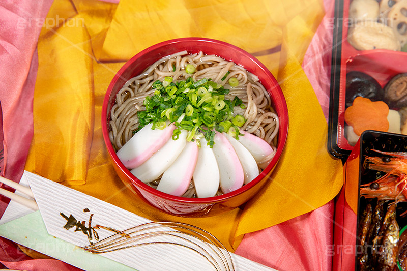 質素な年越しそば,質素,シンプル,年越しそば,年越し蕎麦,３１日,年越し,大晦日,年末,ソバ,蕎麦,そば,だし,出汁,ダシ,蕎麦粉,日本料理,日本食,和食,つゆ,蕎麦汁,茹,ねぎ,麺料理,麺類,japan,年の瀬,正月,お正月,蒲鉾,かまぼこ,カマボコ,紅白,湯気,寿,割り箸,箸,重箱,おせち,煮物,フルサイズ撮影