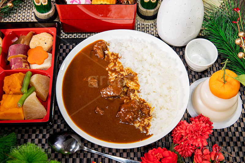 おせちもいいけどカレーもね,カレー,カレーライス,おせち,おせち料理,飽き,年賀状,年明け,正月,お正月,祝い,お祝い,和風,和食,日本食,伝統,イベント,パーティー,重箱,行事,賀正,煮,新年会,あけおめ,餅,もち,鏡餅,おもち,とっくり,徳利,日本酒,酒,curry,party,event,japan,フルサイズ撮影