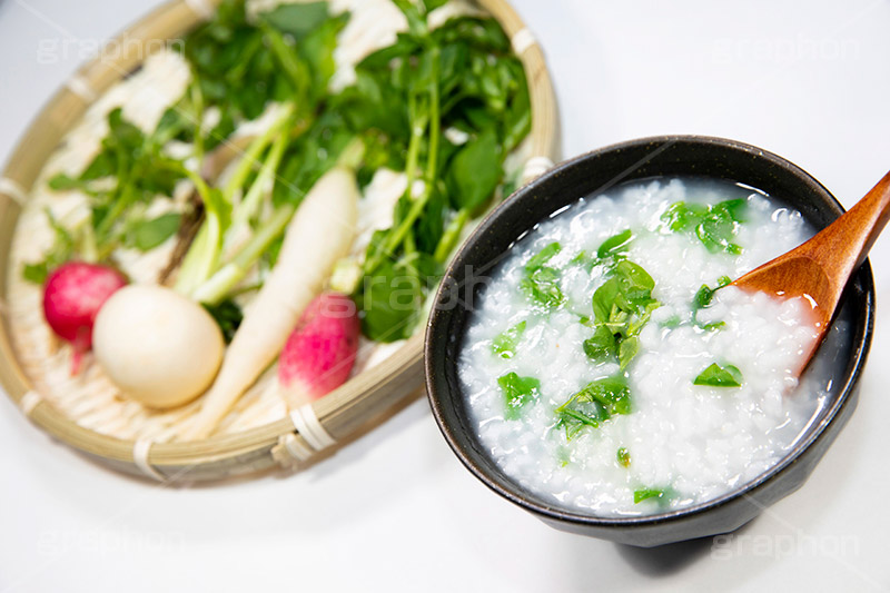 七草粥,七草がゆ,七草,おかゆ,お粥,米,日本食,和食,伝統,風習,行事,節句,朝,無病息災,新年,季語,ざる,ザル,野菜,冬,japan,フルサイズ撮影
