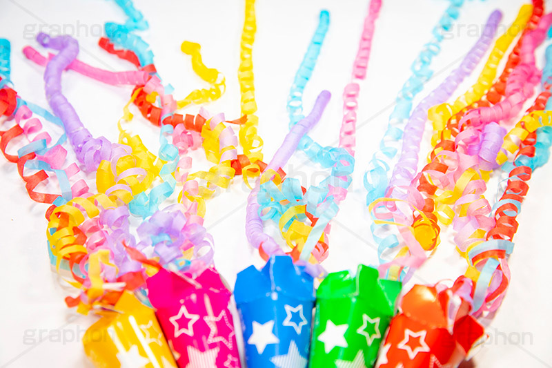 クラッカー,紙テープ,祝,お祝い,誕生日,結婚式,紙ふぶき,飛ぶ,円錐,紙容器,紐,火薬,発火,鳴る,音,イベント,パーティー,アニバーサリー,ニューイヤー,anniversary,newear,event,party,フルサイズ撮影