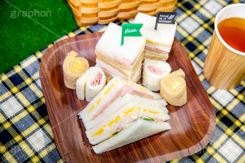 ピクニック,ミックスサンド,サンドイッチ,サンドウィッチ,モーニング,mix,sandwich,morning,cheese,朝食,ハム,レタス,チーズ,玉子,たまご,卵,玉子サンド,ブレックファースト,breakfast,パン,食パン,ロール,芝生,レジャーシート,かご,カゴ,籠,お茶,紙コップ,フルサイズ撮影