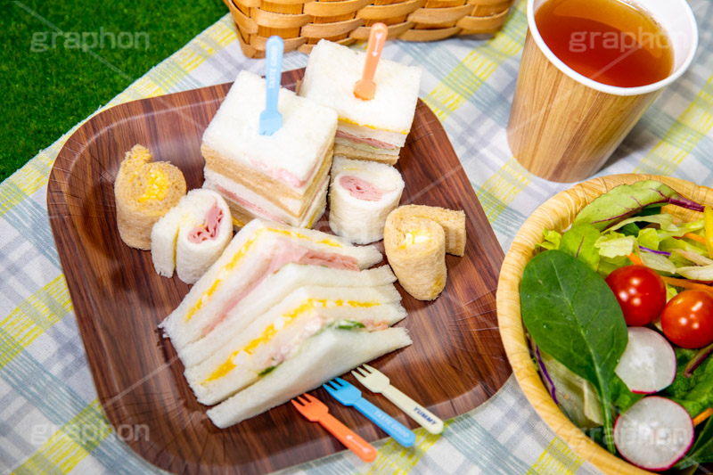 ピクニック,ミックスサンド,サンドイッチ,サンドウィッチ,モーニング,朝食,ハム,レタス,チーズ,玉子,たまご,卵,トマト,ミニトマト,プチトマト,玉子サンド,ブレックファースト,パン,食パン,ロール,芝生,レジャーシート,かご,カゴ,籠,サラダ,お茶,紙コップ,breakfast,salad,mix,sandwich,morning,cheese,フルサイズ撮影