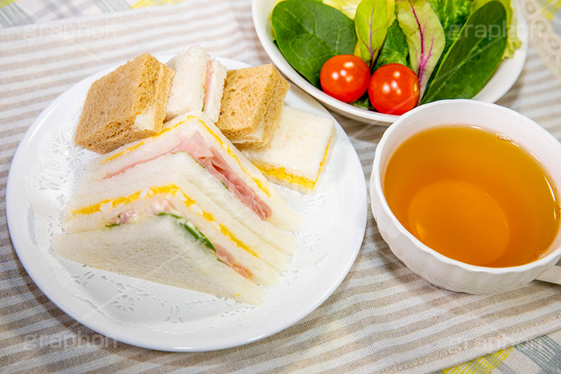 ミックスサンド,サンドイッチ,サンドウィッチ,モーニング,朝食,ハム,レタス,チーズ,玉子,たまご,卵,トマト,ミニトマト,プチトマト,玉子サンド,ブレックファースト,パン,食パン,紅茶,サラダ,ティーカップ,salad,cup,tea,breakfast,mix,sandwich,morning,cheese,フルサイズ撮影