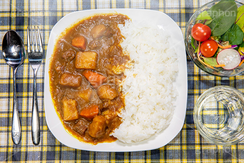 カレーライス,カレー,カリー,辛い,スパイス,夕飯,夕食,家庭の味,ご飯,ライス,和食,日本料理,日本食,にんじん,ニンジン,じゃがいも,ジャガイモ,サラダ,トマト,プチトマト,ミニトマト,お冷,スプーン,フォーク,curry,salad,japan,フルサイズ撮影