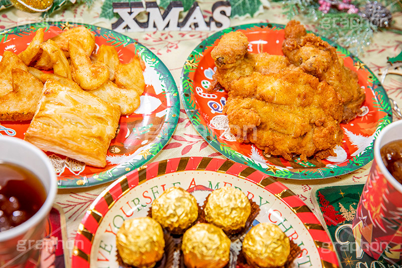 クリスマスパーティー,クリスマス,パーティー,チキン,フライドチキン,フライ,鶏,もも,ジューシー,揚げ,ファーストフード,ファストフード,あつあつ,熱々,アツアツ,洋食,サクサク,chicken,Christmas,party,cola,potato,pie,chocolate,ornament,オーナメント,チョコレート,脂,脂質,肉,コーラ,ポテト,フライドポテト,パイ,フルサイズ撮影