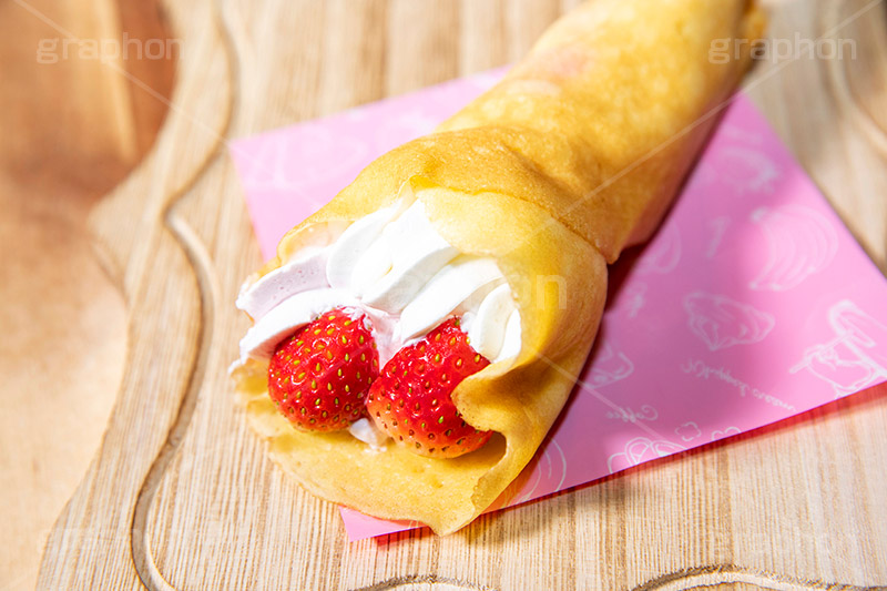 苺のクレープ,いちご,苺,イチゴ,クレープ,くれーぷ,スイーツ,菓子,甘,クリーム,焼き,料理,粉,フライパン,クリーム,デザート,おやつ,お菓子,ホイップ,生クリーム,生地,sweet,cream,crepe,strawberry,フルサイズ撮影
