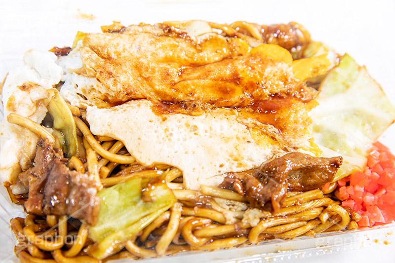 半熟卵の焼きそば,粉もん,小麦粉,ソース,ソウルフード,日本料理,日本食,和食,アツアツ,あつあつ,熱々,ファーストフード,ファストフード,フルサイズ撮影,祭り,夏祭り,屋台,出店,露店,焼きそば,ヤキソバ,やきそば,キャベツ,きゃべつ,豚肉,炒め,麺類,国民食,香ばしい,こってり,コッテリ,半熟卵,紅しょうが,japan