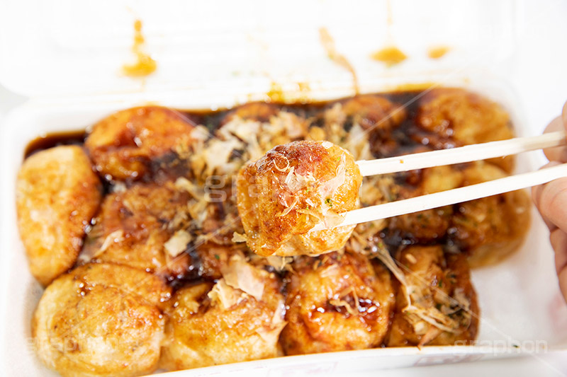 トロトロたこ焼き,たこ焼き,たこやき,タコヤキ,とろとろ,大阪名物,粉もん,小麦粉,青のり,かつお節,ソース,ソウルフード,日本料理,日本食,和食,アツアツ,あつあつ,熱々,たこ,タコ,ファーストフード,ファストフード,フルサイズ撮影,祭り,夏祭り,屋台,出店,露店,割り箸,割りばし,箸,japan