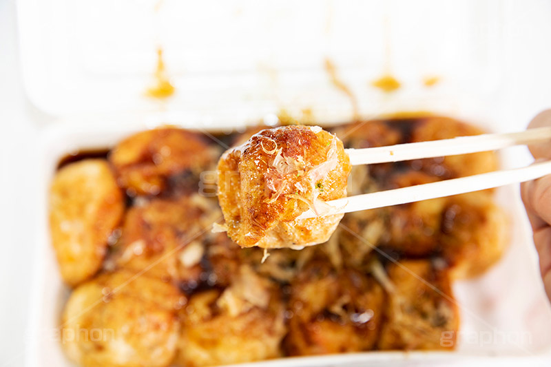 トロトロたこ焼き,たこ焼き,たこやき,タコヤキ,とろとろ,大阪名物,粉もん,小麦粉,青のり,かつお節,ソース,ソウルフード,日本料理,日本食,和食,アツアツ,あつあつ,熱々,たこ,タコ,ファーストフード,ファストフード,フルサイズ撮影,祭り,夏祭り,屋台,出店,露店,割り箸,割りばし,箸,japan