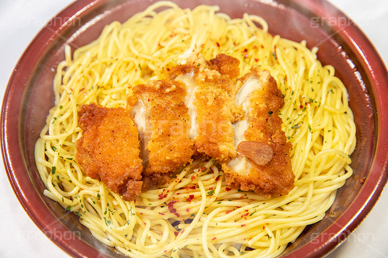 チキンのペペロンチーノ,ペペロンチーノ,ペペロンチーニ,パスタ,鶏,チキン,唐辛子,ガーリック,にんにく,ニンニク,コンビニ,スパゲティ,洋食,麺料理,麺類,pasta,フルサイズ撮影