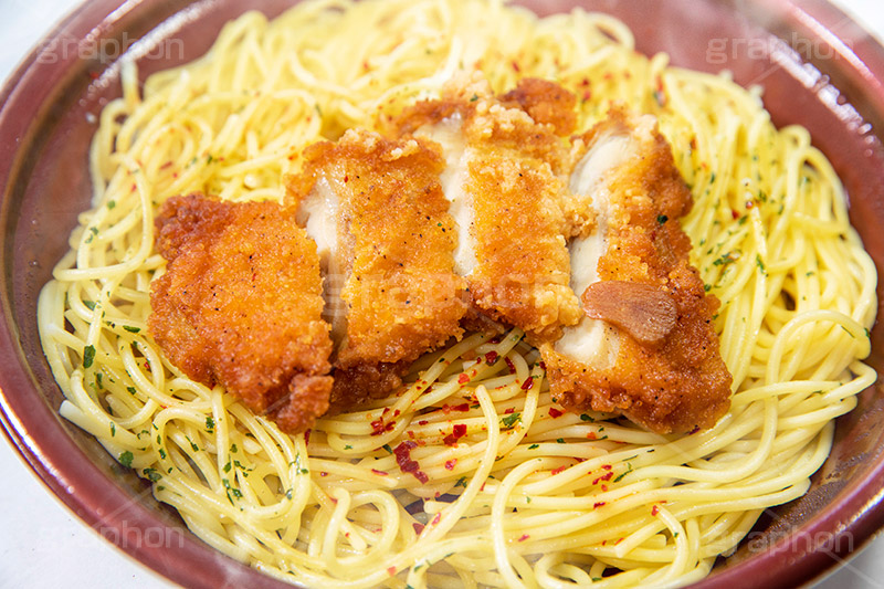 チキンのペペロンチーノ,ペペロンチーノ,ペペロンチーニ,パスタ,鶏,チキン,唐辛子,ガーリック,にんにく,ニンニク,コンビニ,スパゲティ,洋食,麺料理,麺類,pasta,フルサイズ撮影