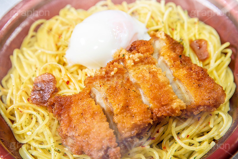 チキンのペペロンチーノ,ペペロンチーノ,ペペロンチーニ,パスタ,鶏,チキン,唐辛子,ガーリック,にんにく,ニンニク,コンビニ,スパゲティ,洋食,麺料理,麺類,温泉卵,卵,半熟,pasta,フルサイズ撮影
