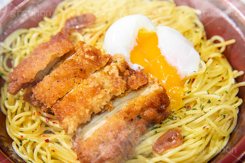 チキンのペペロンチーノ,ペペロンチーノ,ペペロンチーニ,パスタ,鶏,チキン,唐辛子,ガーリック,にんにく,ニンニク,コンビニ,スパゲティ,洋食,麺料理,麺類,温泉卵,卵,半熟,pasta,フルサイズ撮影