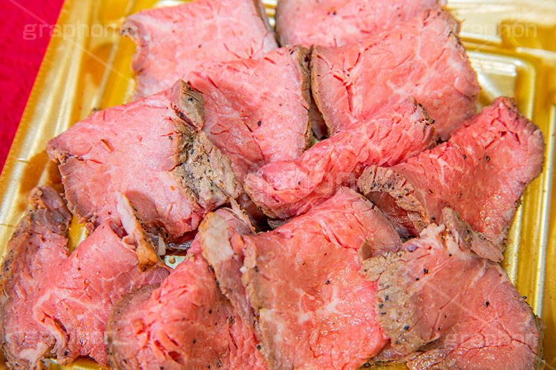 分厚いローストビーフ,厚い,ローストビーフ,つまみ,おつまみ,洋食,牛肉,肉,ビーフ,beef,赤身,脂,脂質,フルサイズ撮影