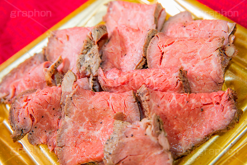 分厚いローストビーフ,厚い,ローストビーフ,つまみ,おつまみ,洋食,牛肉,肉,ビーフ,beef,赤身,脂,脂質,フルサイズ撮影