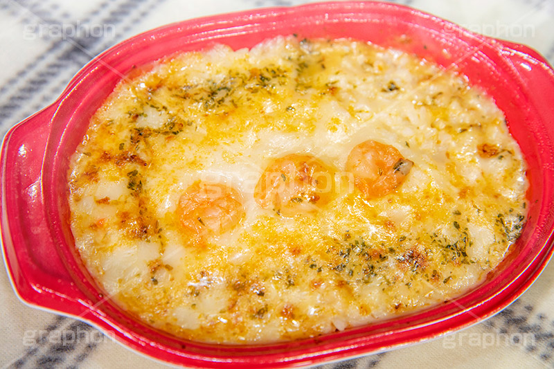 海老グラタン,グラタン,ぐらたん,エビ,えび,海老,郷土料理,あったか,ほくほく,ホクホク,おこげ,ベシャメルソース,チーズ,マカロニ,こんがり,焦げ目,焼く,クリームソース,オーブン,アツアツ,あつあつ,熱々,洋食,湯気,コンビニ,フルサイズ撮影
