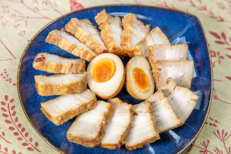 おつまみチャーシュー,つまみ,おつまみ,焼き豚,焼豚,ポーク,チャーシュー,肉,豚肉,脂,たまご,卵,味玉,煮卵,惣菜,お惣菜,おかず,フルサイズ撮影