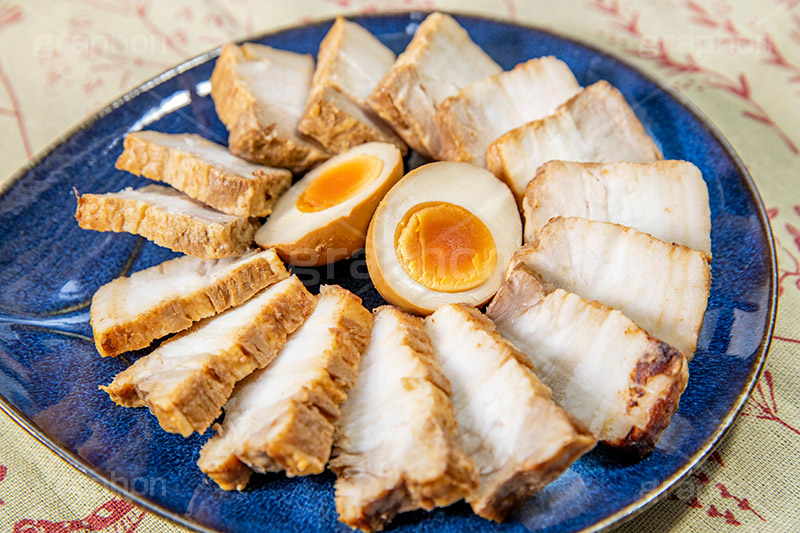 おつまみチャーシュー,つまみ,おつまみ,焼き豚,焼豚,ポーク,チャーシュー,肉,豚肉,脂,たまご,卵,味玉,煮卵,惣菜,お惣菜,おかず,フルサイズ撮影