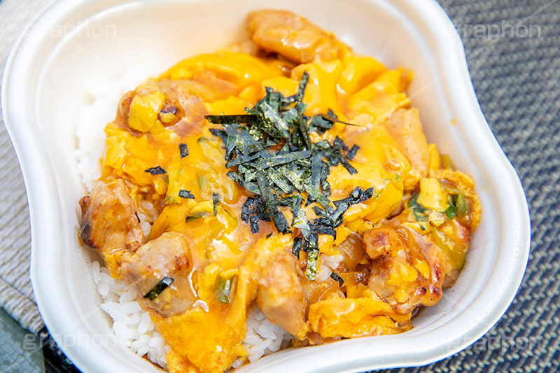 親子丼,だし,出汁,ダシ,半熟,玉子,卵,たまご,きざみのり,刻み海苔,鶏肉,ねぎ,ネギ,コンビニ,弁当,お弁当,日本料理,日本食,和食,japan,フルサイズ撮影