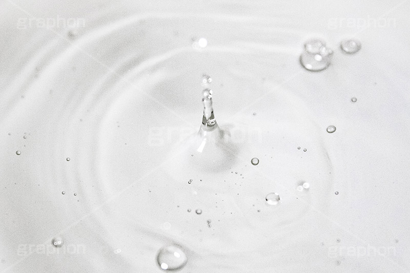 波紋,水しぶき,泡,蛇口,水滴,水,テクスチャ,テクスチャー,水道,節水,散水,排水口,飲み水,流れ,跳ね,飛ぶ,透明,クリア,白黒,モノトーン,モノクロ,水系,1/8000,water,monochrome,texture