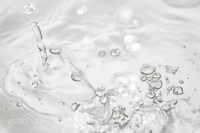 波紋,水しぶき,泡,蛇口,水滴,水,テクスチャ,テクスチャー,水道,節水,散水,排水口,飲み水,流れ,跳ね,飛ぶ,透明,クリア,白黒,モノトーン,モノクロ,水系,1/8000,water,monochrome,texture