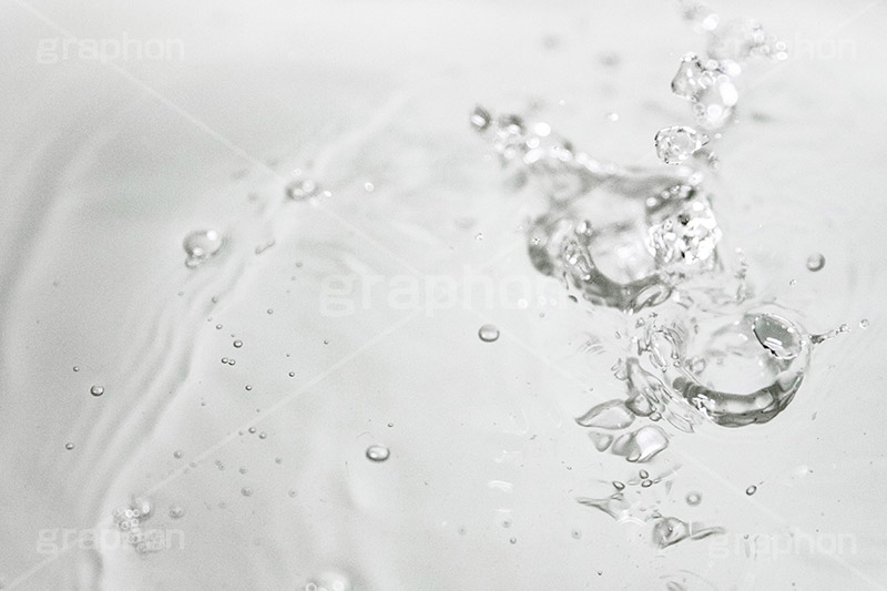波紋,水しぶき,泡,蛇口,水滴,水,テクスチャ,テクスチャー,水道,節水,散水,排水口,飲み水,流れ,跳ね,飛ぶ,透明,クリア,白黒,モノトーン,モノクロ,水系,1/8000,water,monochrome,texture