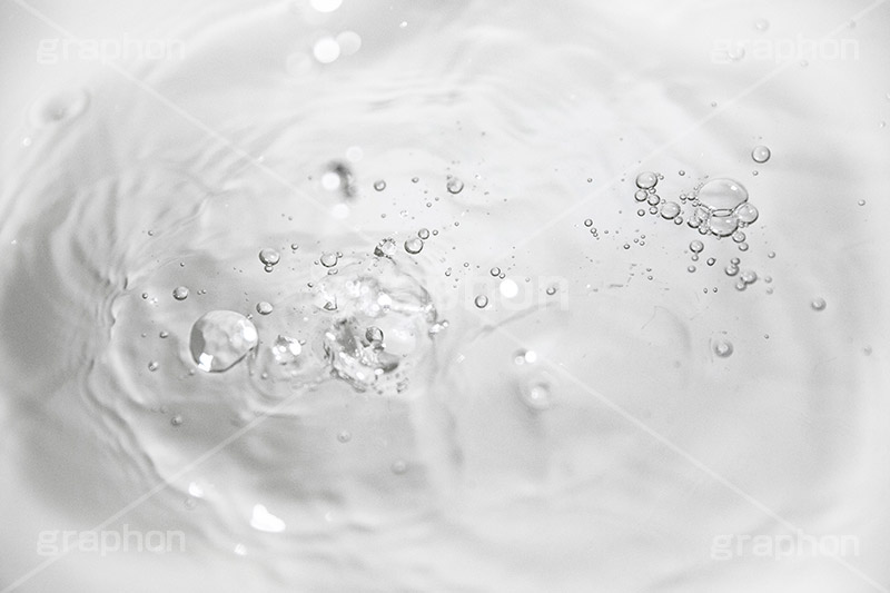 波紋,水しぶき,泡,蛇口,水滴,水,テクスチャ,テクスチャー,水道,節水,散水,排水口,飲み水,流れ,跳ね,飛ぶ,透明,クリア,白黒,モノトーン,モノクロ,水系,1/8000,water,monochrome,texture,フルサイズ撮影