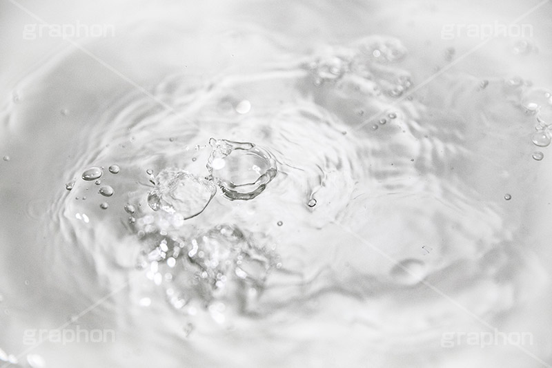 波紋,水しぶき,泡,蛇口,水滴,水,テクスチャ,テクスチャー,水道,節水,散水,排水口,飲み水,流れ,跳ね,飛ぶ,透明,クリア,白黒,モノトーン,モノクロ,水系,1/8000,water,monochrome,texture,フルサイズ撮影