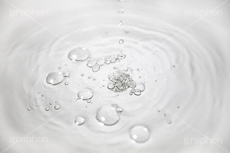 波紋,水しぶき,泡,蛇口,水滴,水,テクスチャ,テクスチャー,水道,節水,散水,排水口,飲み水,流れ,跳ね,飛ぶ,透明,クリア,白黒,モノトーン,モノクロ,水系,1/8000,water,monochrome,texture,フルサイズ撮影