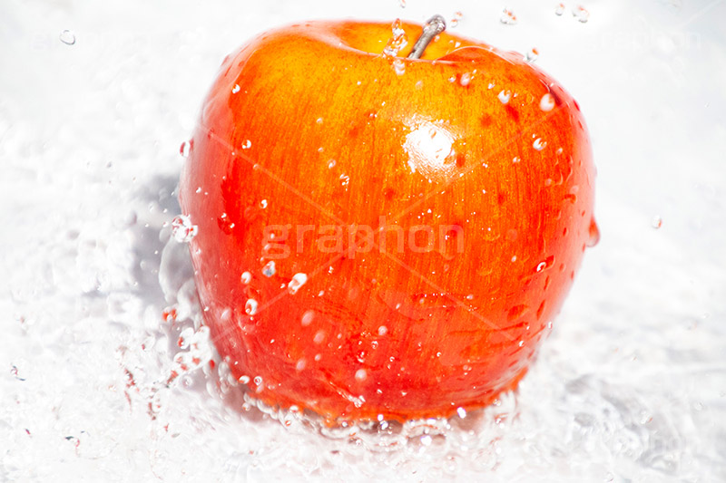 フレッシュアップル,アップル,りんご,リンゴ,林檎,フルーツ,フレッシュ,新鮮,夏,水しぶき,泡,水滴,散水,洗う,弾ける,勢い,清涼,爽やか,1/8000,water,apple,fruit,fresh,summer