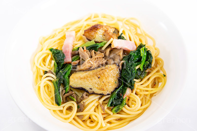 キノコと茄子の和風パスタ,キノコ,きのこ,茄子,ナス,和風,ほうれん草,ホウレンソウ,醤油,パスタ,ベーコン,洋食,麺料理,麺類,フルサイズ撮影,pasta
