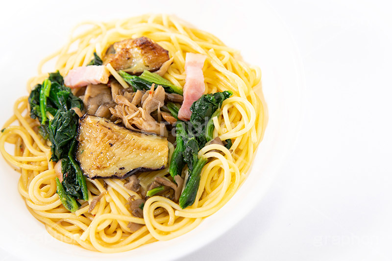 キノコと茄子の和風パスタ,キノコ,きのこ,茄子,ナス,和風,ほうれん草,ホウレンソウ,醤油,パスタ,ベーコン,洋食,麺料理,麺類,フルサイズ撮影,pasta