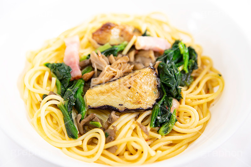 キノコと茄子の和風パスタ,キノコ,きのこ,茄子,ナス,和風,ほうれん草,ホウレンソウ,醤油,パスタ,ベーコン,洋食,麺料理,麺類,フルサイズ撮影,pasta