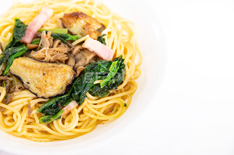 キノコと茄子の和風パスタ,キノコ,きのこ,茄子,ナス,和風,ほうれん草,ホウレンソウ,醤油,パスタ,ベーコン,洋食,麺料理,麺類,フルサイズ撮影,pasta
