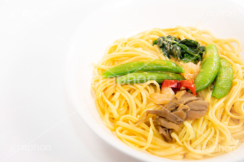 クリームパスタ,リングイネ,クリーム,パスタ,赤ピーマン,ほうれん草,ホウレンソウ,ベシャメルソース,コク,えび,えんどう豆,まいたけ,洋食,麺料理,麺類,フルサイズ撮影,pasta,cream
