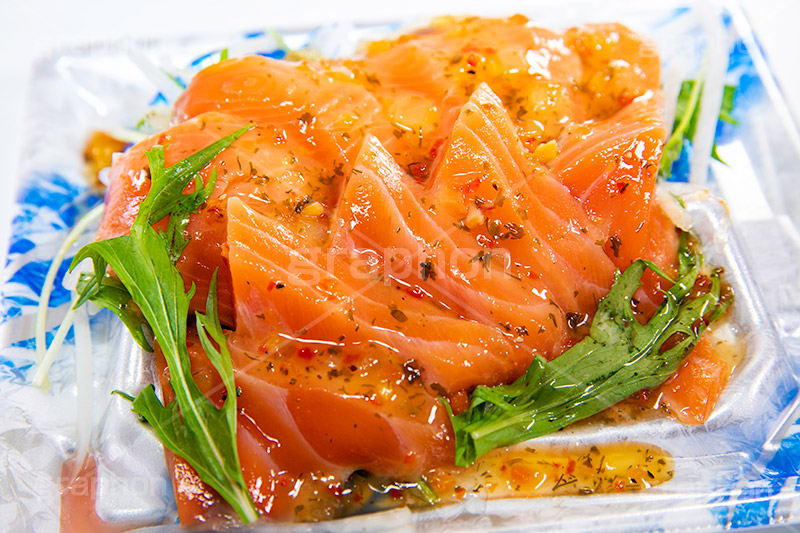 サーモンのカルパッチョ,サーモン,カルパッチョ,刺身,さしみ,刺し身,魚介,生もの,つまみ,居酒屋,水菜,惣菜,おつまみ,シーフード,seafood,フルサイズ撮影