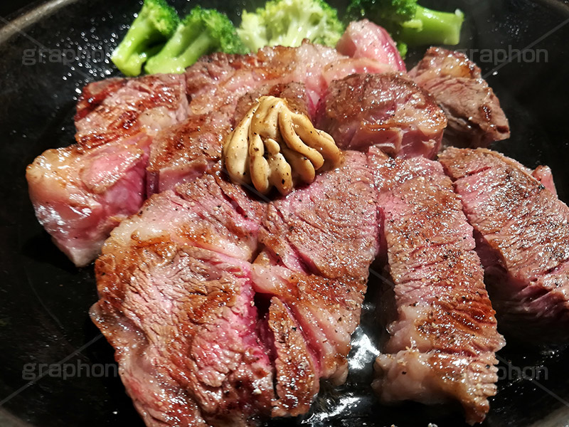 ステーキ,鉄板,肉,肉食,meat,steak,garlic,beef,broccoli,ブロッコリー,ビーフ,湯気,あつあつ,熱々,牛肉,焦げ,焼き,にんにく,ニンニク,ガーリック,レア,脂,脂質,スタミナ,洋食,スマホ撮影
