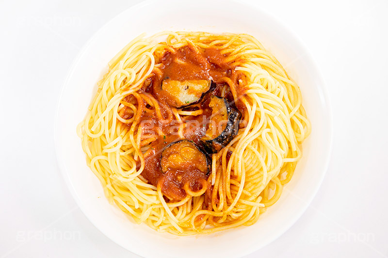 茄子のミートソースパスタ,ミートソースパスタ,ミートソーススパゲティ,ミートソース,ミート,ひき肉,なす,茄子,ソース,パスタ,オイル,油,高カロリー,カロリー,洋食,麺料理,麺類,フルサイズ撮影,pasta