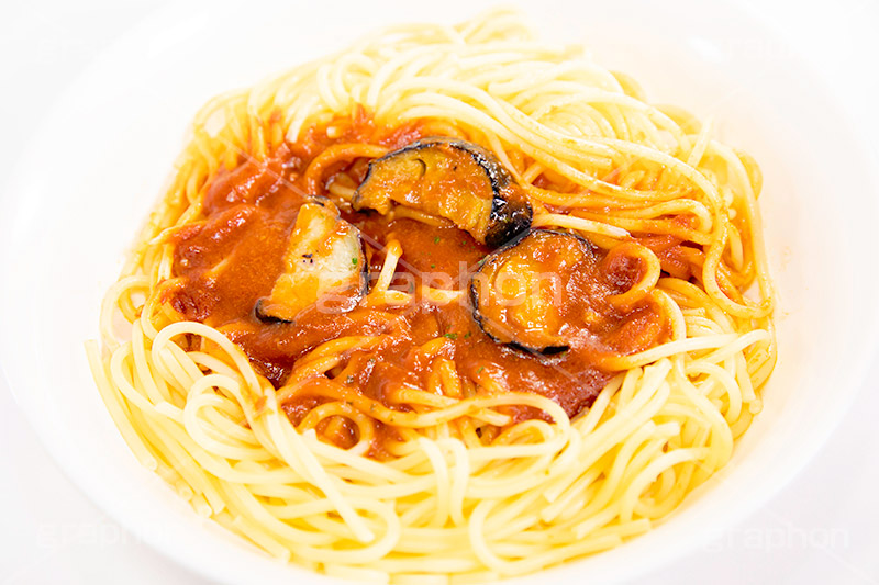 茄子のミートソースパスタ,ミートソースパスタ,ミートソーススパゲティ,ミートソース,ミート,ひき肉,なす,茄子,ソース,パスタ,オイル,油,高カロリー,カロリー,洋食,麺料理,麺類,フルサイズ撮影,pasta