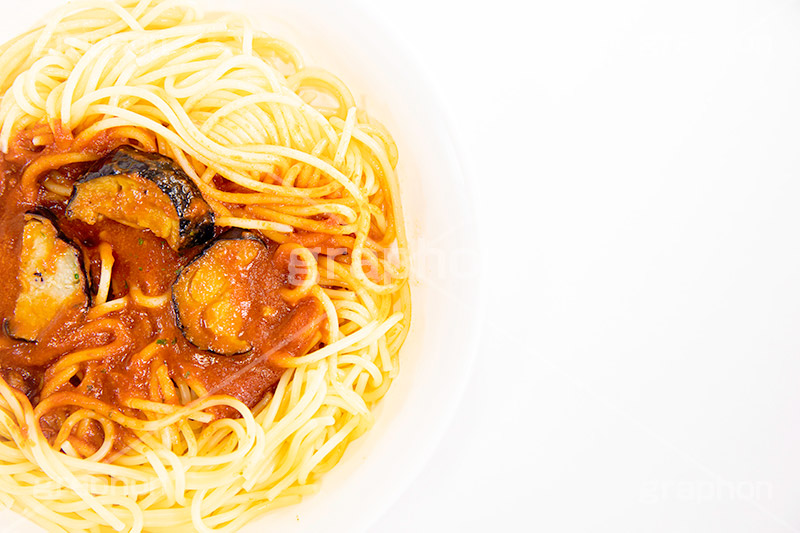 茄子のミートソースパスタ,ミートソースパスタ,ミートソーススパゲティ,ミートソース,ミート,ひき肉,なす,茄子,ソース,パスタ,オイル,油,高カロリー,カロリー,洋食,麺料理,麺類,フルサイズ撮影,pasta