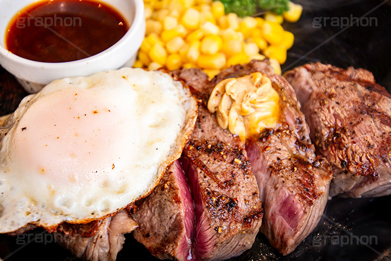 ステーキ,鉄板,肉,肉食,目玉焼き,玉子,コーン,ビーフ,あつあつ,熱々,牛肉,焦げ,焼き,にんにく,ニンニク,ガーリック,レア,脂,脂質,スタミナ,洋食,タレ,meat,steak,garlic,beef,corn