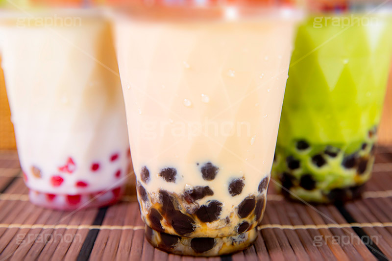 タピオカミルクティー,タピオカティー,タピオカ,ミルクティー,ティー,紅茶,お茶,抹茶,飲料,流行り,台湾,デンプン,粒々,甘い,タピ,カップ,スイーツ,デザート,ドリンク,黒蜜,水滴,結露,drink,dessert,tapioca,milktea,フルサイズ撮影