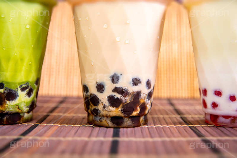 タピオカミルクティー,タピオカティー,タピオカ,ミルクティー,ティー,紅茶,お茶,抹茶,飲料,流行り,台湾,デンプン,粒々,甘い,タピ,カップ,スイーツ,デザート,ドリンク,黒蜜,水滴,結露,drink,dessert,tapioca,milktea,フルサイズ撮影