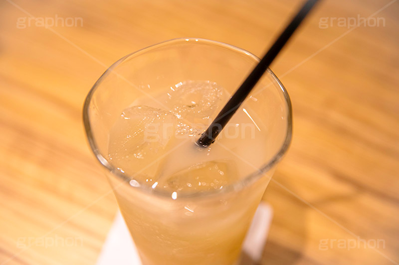 グレープフルーツジュース,グレープフルーツ,ジュース,飲む,飲み物,飲料,清凉,爽やか,氷,ドリンク,カフェ,おしゃれ,オシャレ,ストロー,ドリンク,氷,juice,grapefruit,cafe,drink,フルサイズ撮影