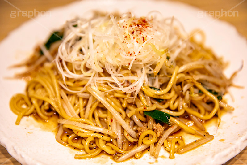 ピリ辛焼きそば,焼きそば,ヤキソバ,やきそば,粉もん,小麦粉,ソース,ソウルフード,辛い,日本料理,日本食,和食,居酒屋,つまみ,おつまみ,もやし,白髪ねぎ,ネギ,ねぎ,唐辛子,ニラ,醤油,しょうゆ,炒め,麺類,国民食,香ばしい,japan,フルサイズ撮影