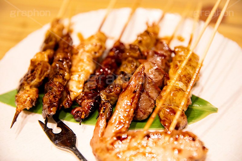 串焼き盛り合わせ,串,やきとり,焼き鳥,鶏,鶏肉,砂肝,レバー,ねぎま,ネギま,鶏皮,手羽先,タレ,たれ,つまみ,居酒屋,日本料理,日本食,和食,焼き,おつまみ,japan,フルサイズ撮影