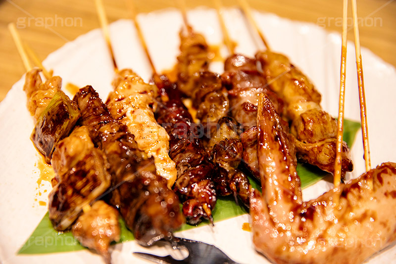 串焼き盛り合わせ,串,やきとり,焼き鳥,鶏,鶏肉,砂肝,レバー,ねぎま,ネギま,鶏皮,手羽先,タレ,たれ,つまみ,居酒屋,日本料理,日本食,和食,焼き,おつまみ,japan,フルサイズ撮影